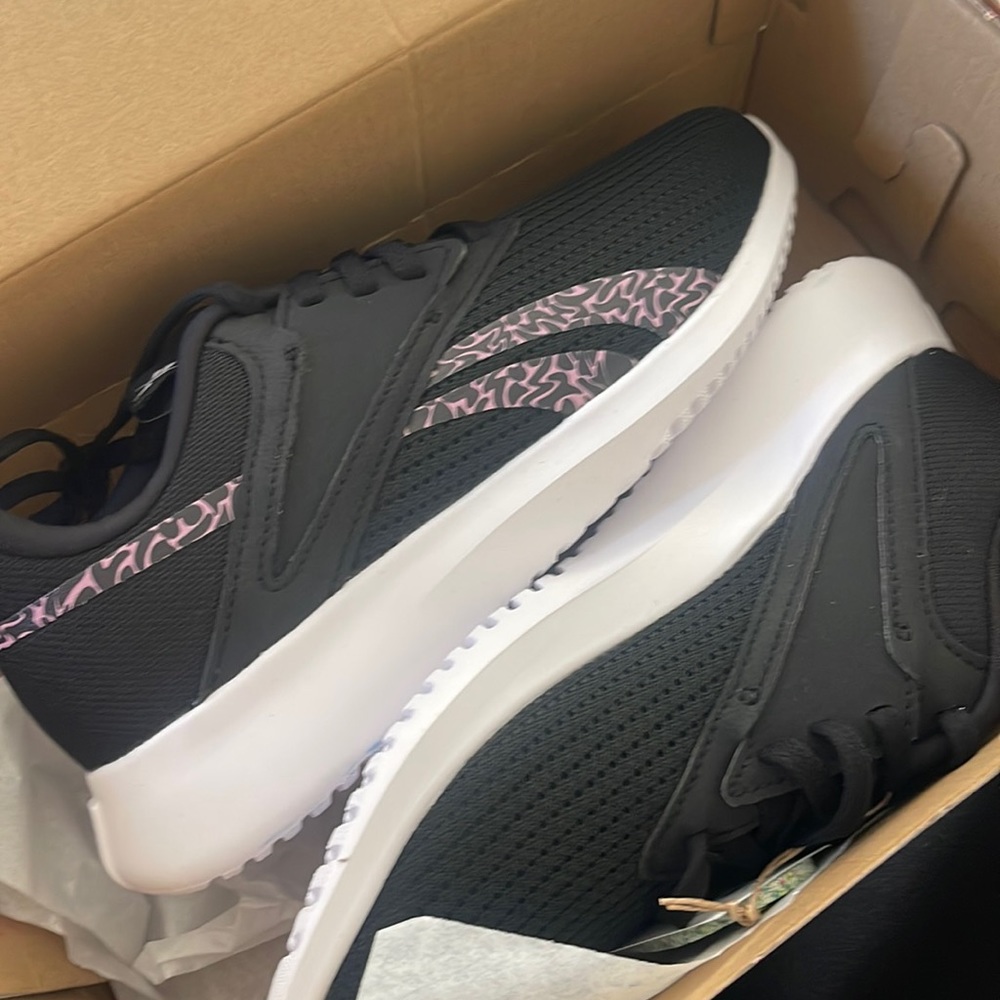 Nwt reebok sneakers 6.5